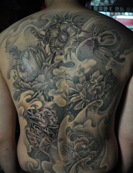 满背花朵纹身图片