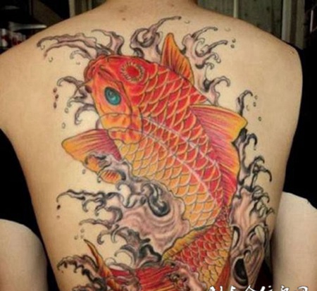 纹身女人背部鱼图片大全