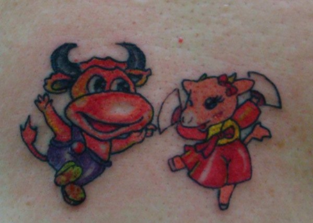 两只卡通牛纹身图案