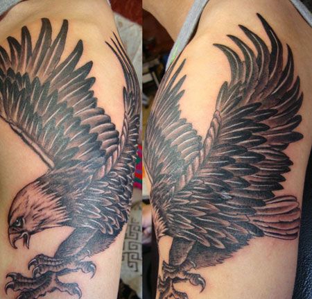 手臂上的老鹰纹身图案