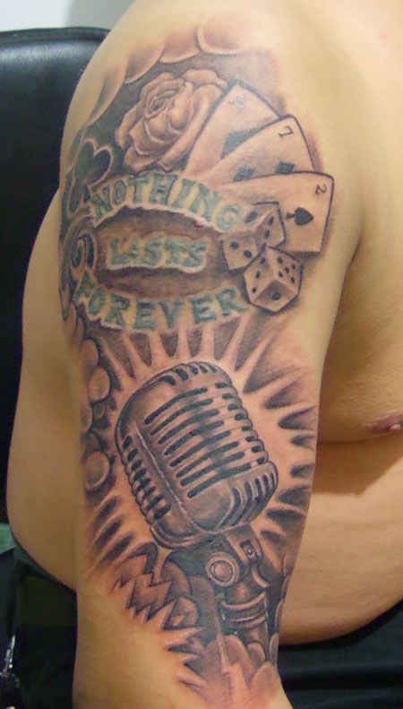 手臂麦克风扑克纹身图案