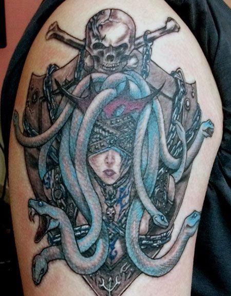 手臂美杜莎之盾纹身图案