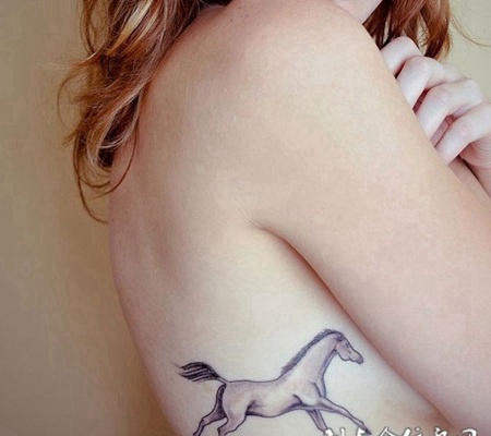 纹身马图案女生图片