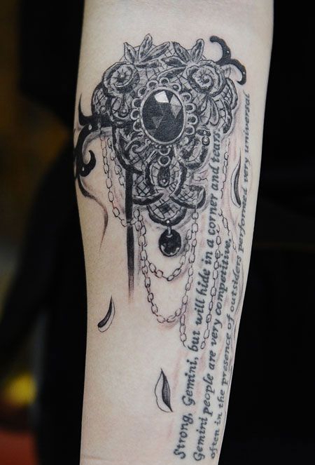 手臂首饰英文纹身图案