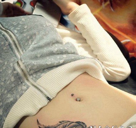 女生纹身腹部羽毛图案大全