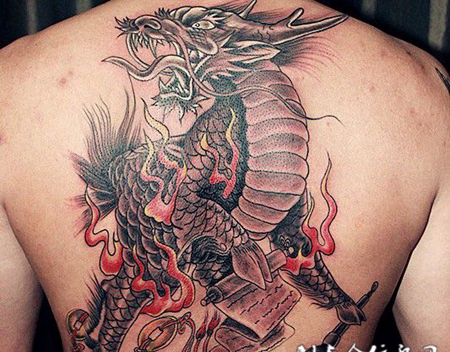 玉麒麟纹身图案背部图片