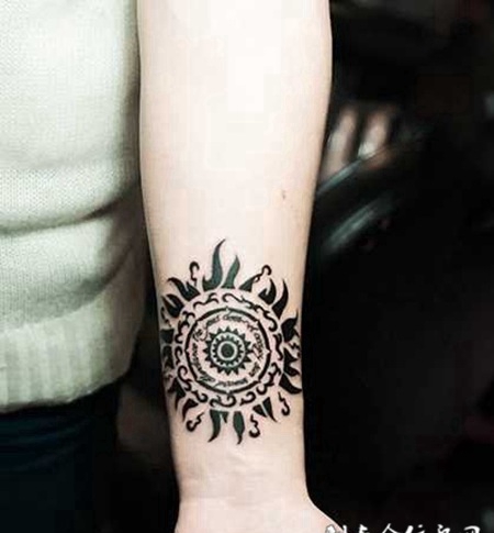 手臂太阳图腾纹身图片