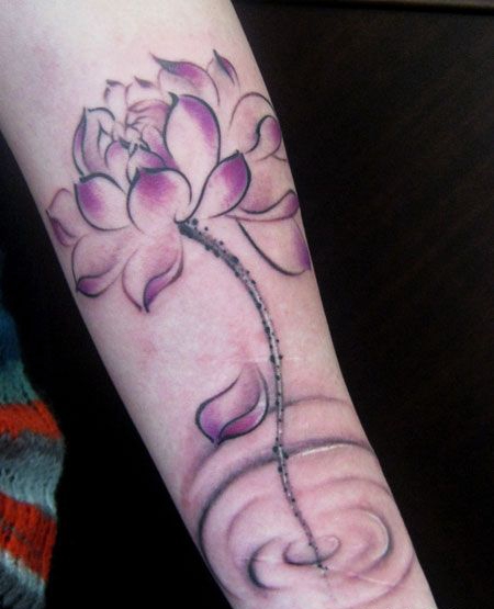 手臂写意荷花纹身图案