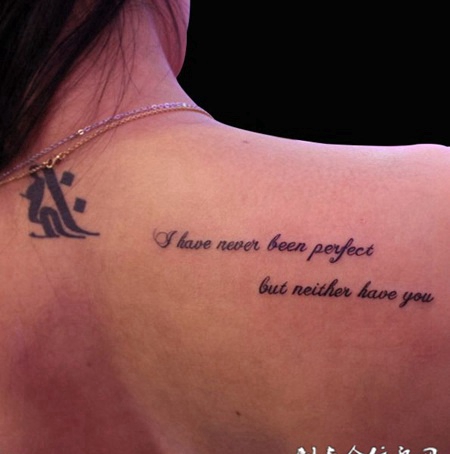 英文纹身女生背部图片