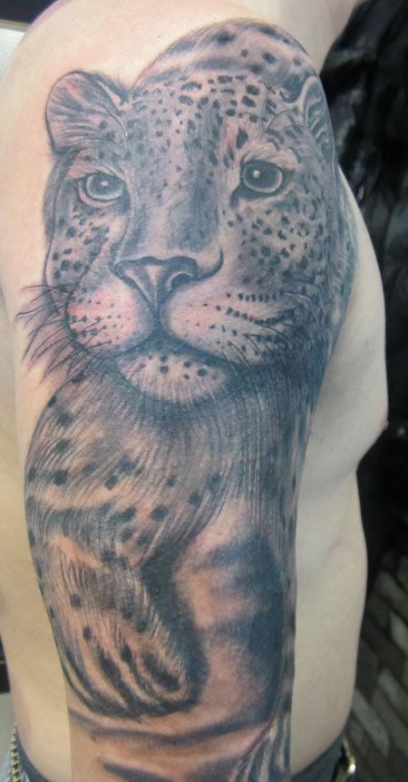 手臂上黑白豹头纹身图案
