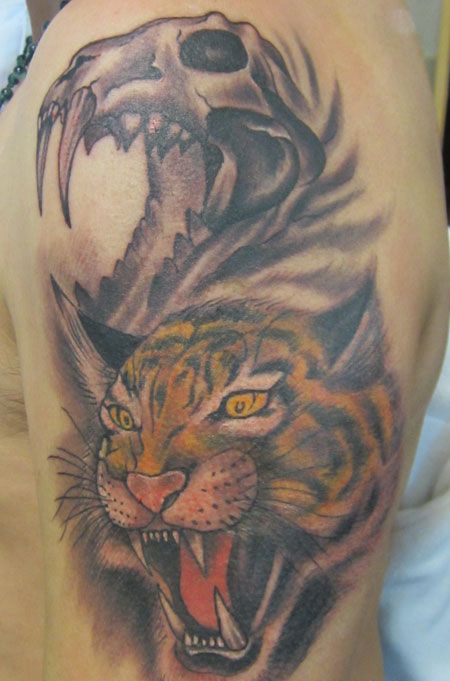 手臂老虎头纹身图案