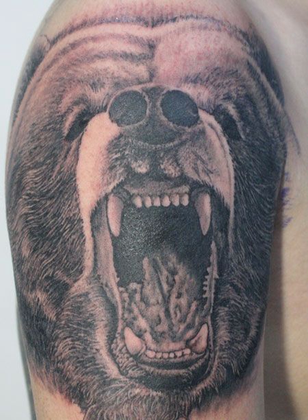 手臂上怒吼的熊纹身图案