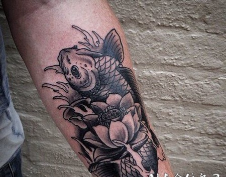 手臂鲤鱼的纹身图案素材