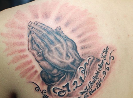 背部祈祷之手纹身图案