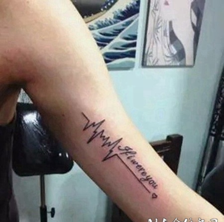 个性搬运工小哥手臂心电图纹身大全