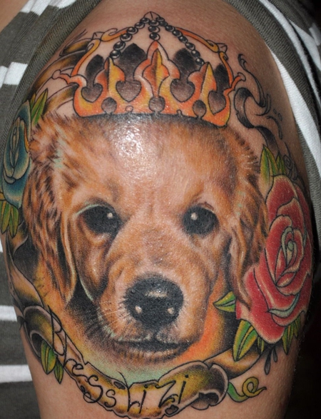 大臂叼着玫瑰的狗狗纹身