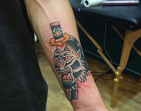 Old School小臂猩猩匕首纹身图案