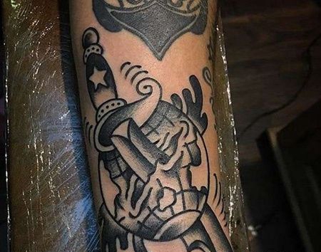 Old School小臂匕首地球纹身图案