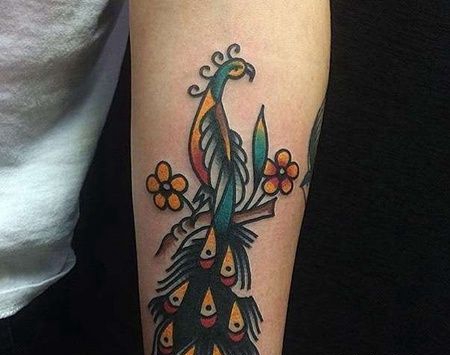 Old School小臂孔雀纹身图案