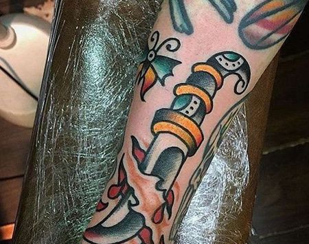 Old School小臂匕首纹身图案