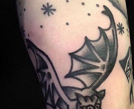 Old School大臂蝙蝠纹身图案