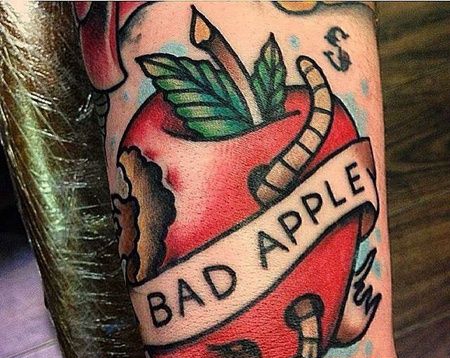Old School小臂苹果纹身图案