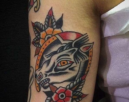 Old School大臂马纹身图案