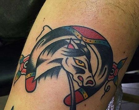 Old School大腿马蹄铁马纹身图案