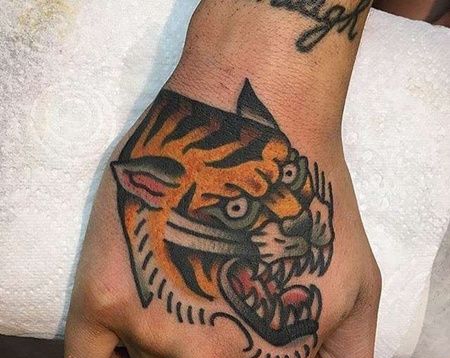 Old School手背老虎纹身图案