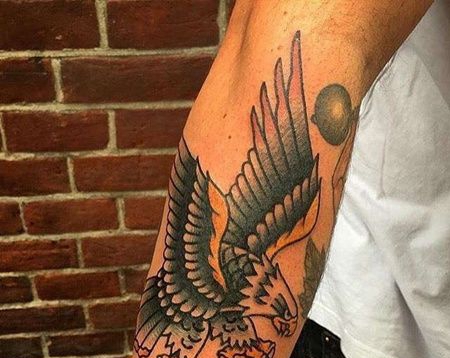 Old School小臂老鹰纹身图案