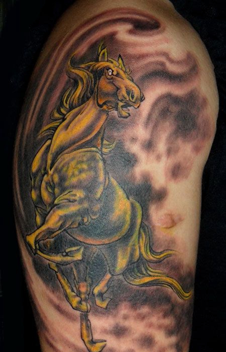 大臂金色的马纹身图案