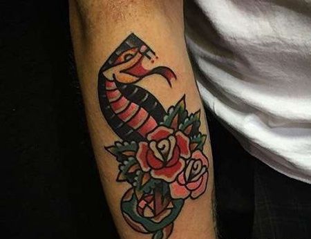 Old School小臂蛇玫瑰纹身图案