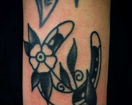 Old School小臂马蹄铁纹身图案