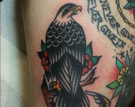 Old School大腿老鹰纹身图案