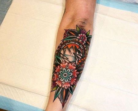 Old School小臂花卉山纹身图案