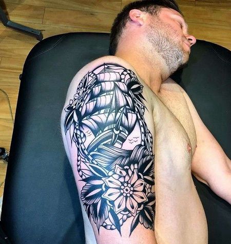 Old School大臂帆船纹身图案