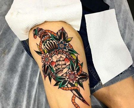 Old School大腿匕首帆船纹身图案