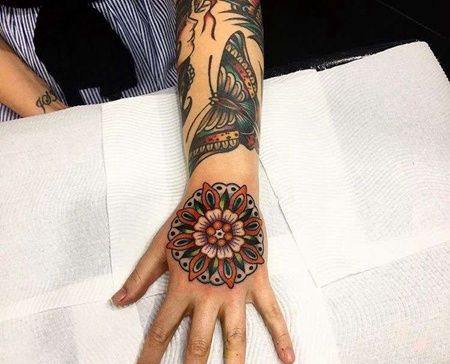 Old School手背繁花纹身图案