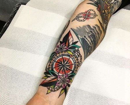 Old School小臂指南针纹身图案