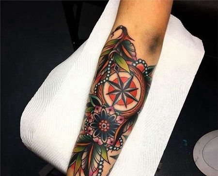 Old School小臂指南针花卉纹身图案