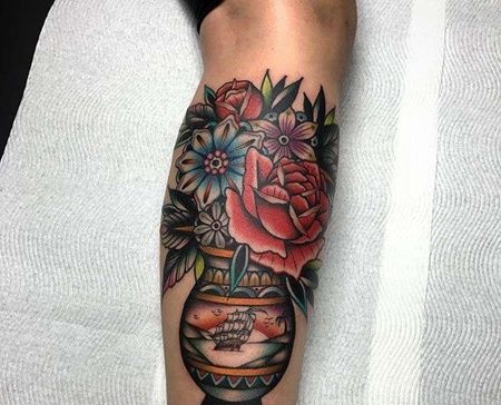 Old School小腿玫瑰花瓶纹身图案