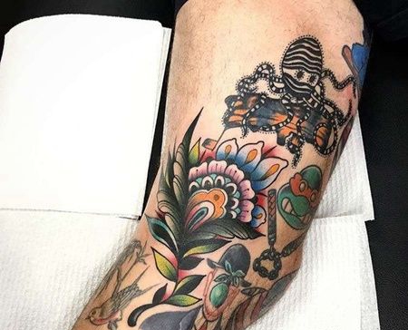 Old School大腿羽毛纹身图案