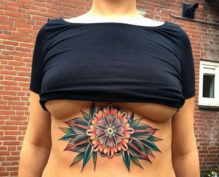 Old School胸下繁花纹身图案