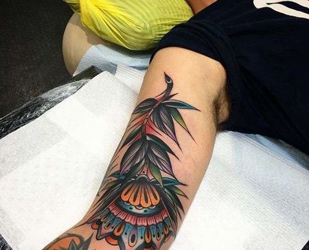 Old School大臂羽毛纹身图案