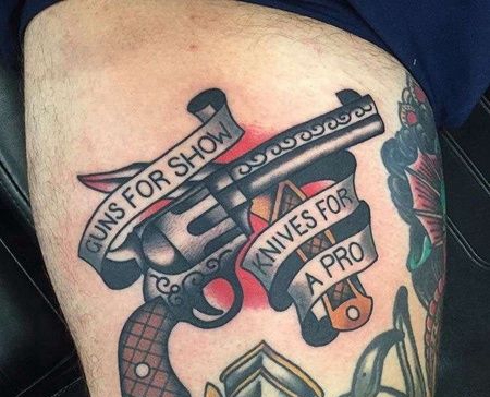 Old School大腿手枪纹身图案