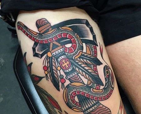 Old School大腿蛇石斧纹身图案