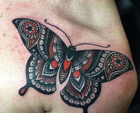 Old School锁骨蝴蝶纹身图案