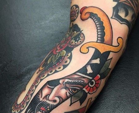 Old School小臂弯刀纹身图案