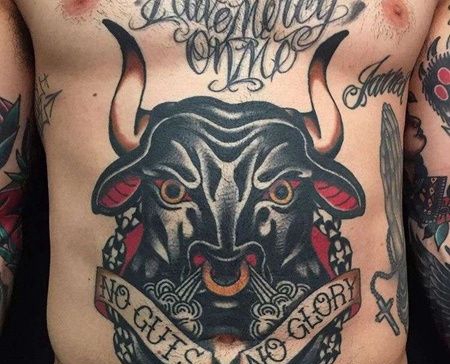 Old School腹部牛纹身图案