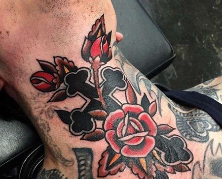 Old School脖子玫瑰十字架纹身图案